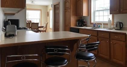 Lakeside Luxury, 4 bedrooms, 2 bath, sleeps 10. Outdoor Grill, Kayaks, Firepit.