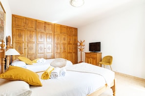 4 quartos, ferros/tábuas de passar roupa, berço de viagem