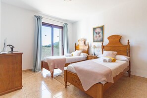 4 bedrooms, iron/ironing board, travel cot, free WiFi