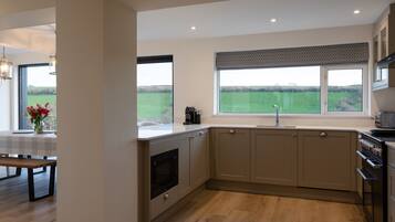 Cottage | Private kitchen | Fridge, dishwasher, electric kettle, toaster