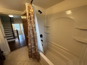 Hair dryer, towels, soap, shampoo - Historic Gettysburg Farmhouse (Gettysburg)
