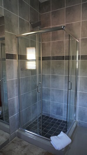 Standard Double Room | Bathroom | Shower, free toiletries, hair dryer, towels - Cradle Mount Hotel & Conference Centre (Krugersdorp)