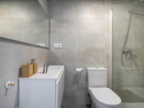 Free toiletries, bidet