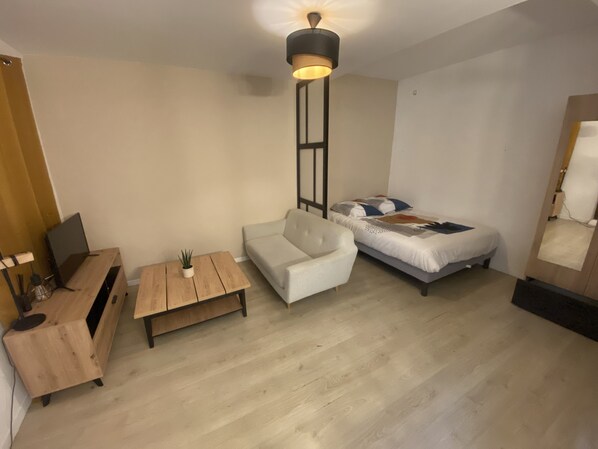 1 bedroom, bed sheets - Nice studio close to the Halles de Pau and the fair! (Pau)