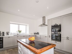 Refrigerador, lavavajillas, tetera/pava eléctrica, tostadora