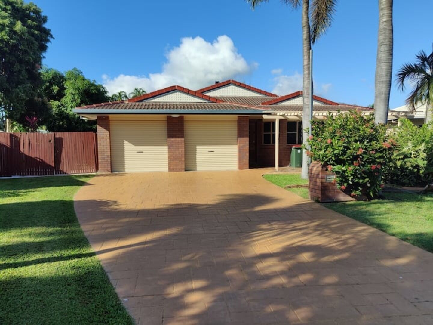 Tropical Holiday Home + NBN + Home theatre