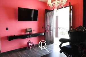 Chambre Royale | Coin séjour | TV connectée de 50 pouces avec chaînes par câble, télévision