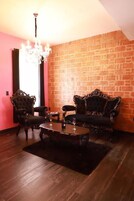 Chambre Royale | Coin séjour | TV connectée de 50 pouces avec chaînes par câble, télévision