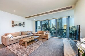 Smart TV, books - Exclusive Stays - SBO 3102 (Southbank)