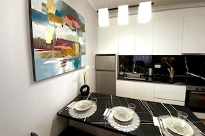 Frigorifero, microonde, forno, piano cottura