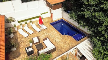 Piscine extérieure, parasols de plage, chaises longues