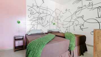 Quarto duplo design | Camas com colchões pillow-top, frigobar, individualmente decorados