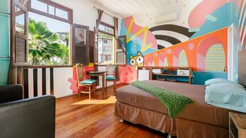 Design-Doppelzimmer, 1 Queen-Bett, mit Bad, Bergblick | Pillowtop-Betten, Minibar, individuell dekoriert, Schreibtisch