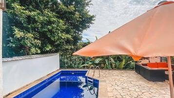 Außenpool, Sonnenschirme, Liegestühle