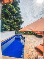 Piscina externa, guarda-sóis, espreguiçadeiras