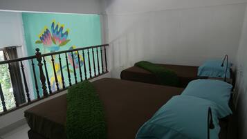 Chambre Quadruple Design, 1 chambre, vue jardin, rez-de-chaussée | 1 chambre, surmatelas, minibar, décoration personnalisée