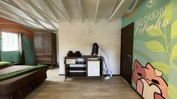 Een kamer met een bed, een bureau en een muur met een muurschildering.