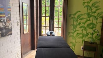 Couples treatment rooms, body treatments, hot stone massages