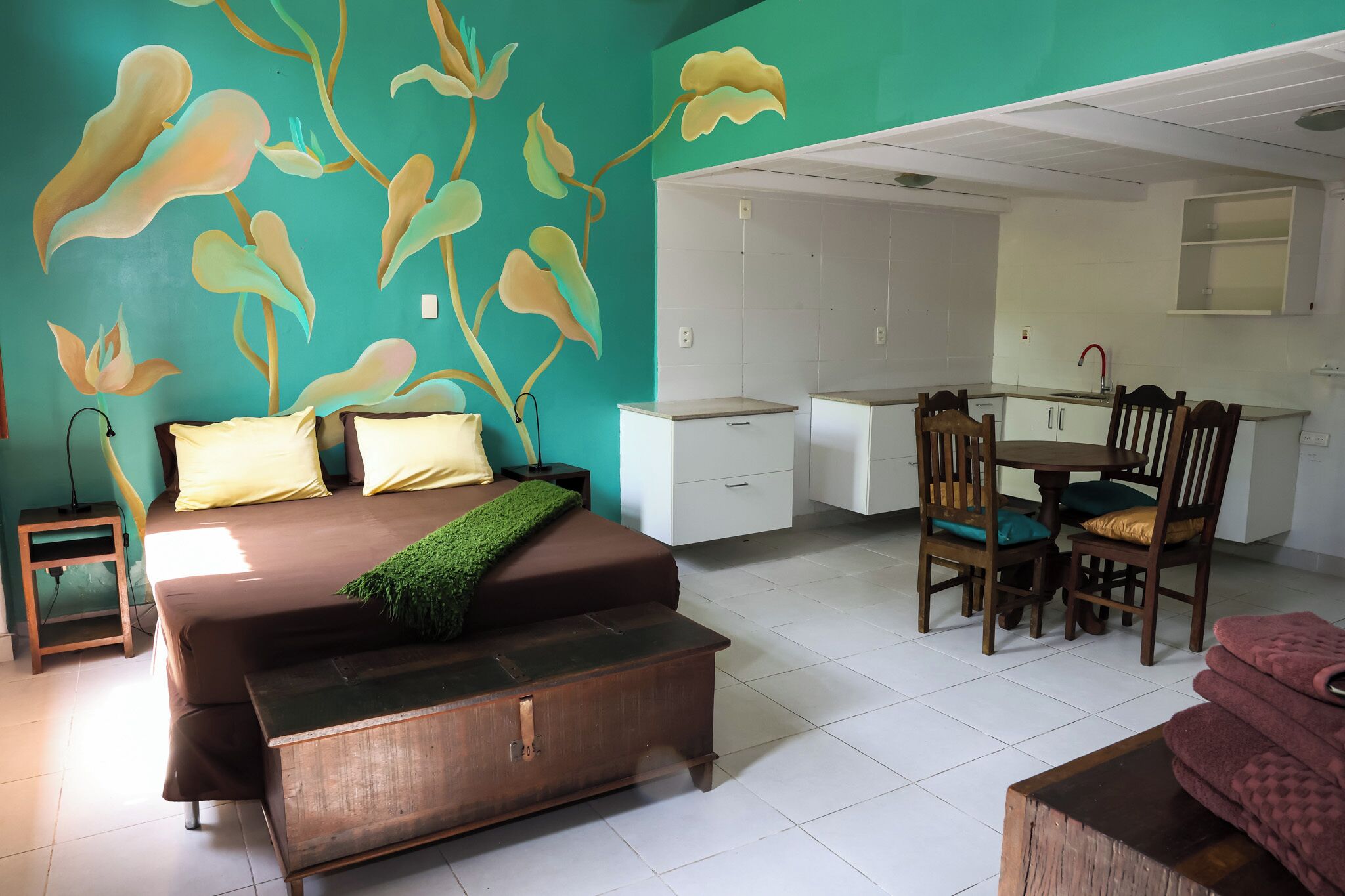 ファミリー 4 人部屋 ガーデンビュー 1 階 | ピロートップベッド、ミニバー、客室ごとに異なる装飾、 デスク