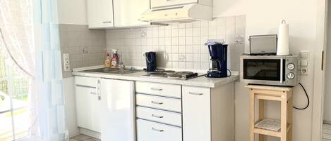 Refrigerador, microondas, parrilla de estufa y cafetera y tetera