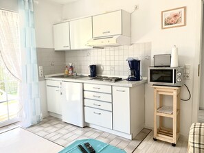 Køleskab, mikrobølgeovn, kogeplade, kaffe-/temaskine