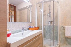 Badewanne, Haartrockner, Bidet, Handtücher