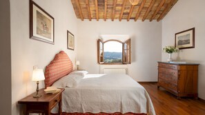 6 bedrooms, desk, iron/ironing board, free WiFi