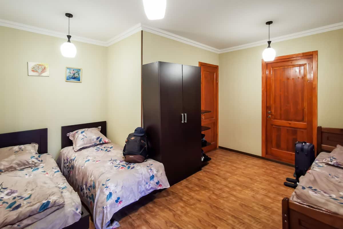 Dormitorio compartido básico | Wifi gratis y ropa de cama