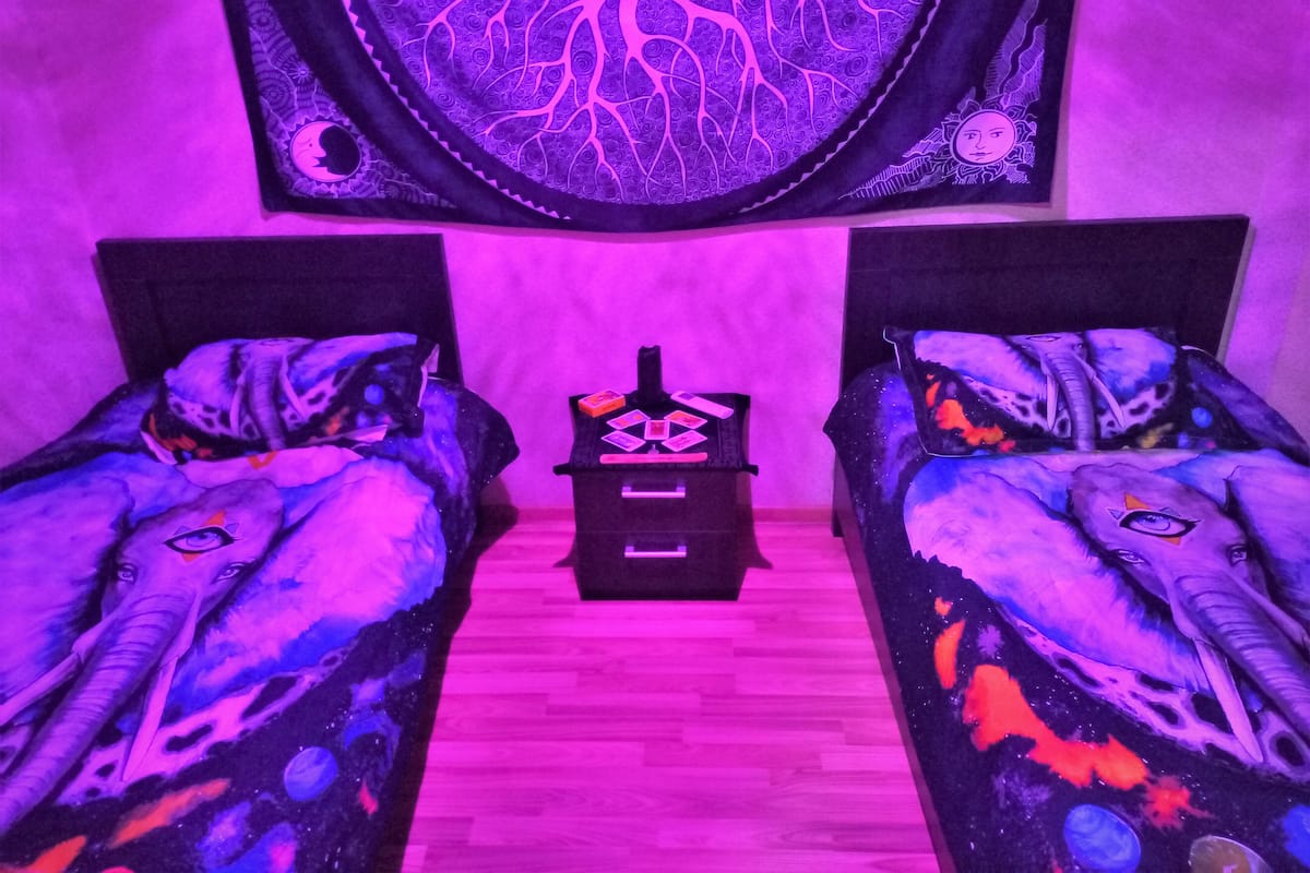 Habitación básica con 1 cama matrimonial o 2 individuales | Wifi gratis y ropa de cama