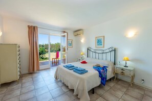 4 bedrooms, iron/ironing board, free WiFi, bed sheets