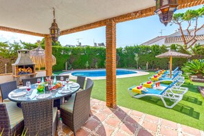Outdoor dining - Villa Namaste by Villa Plus (Calahonda)
