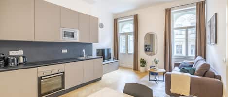 Réfrigérateur, four à micro-ondes, un four, surface de cuisson