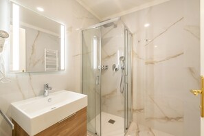 Apartamento superior (P3B) | Baño | Secador de pelo y toallas