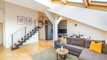 Exclusive-Loft | Wohnbereich | 120-cm-Smart-TV mit Satellitenempfang, Streaming-Dienste