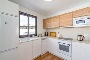 Micro-ondes, lave-vaisselle, cafetière/bouilloire