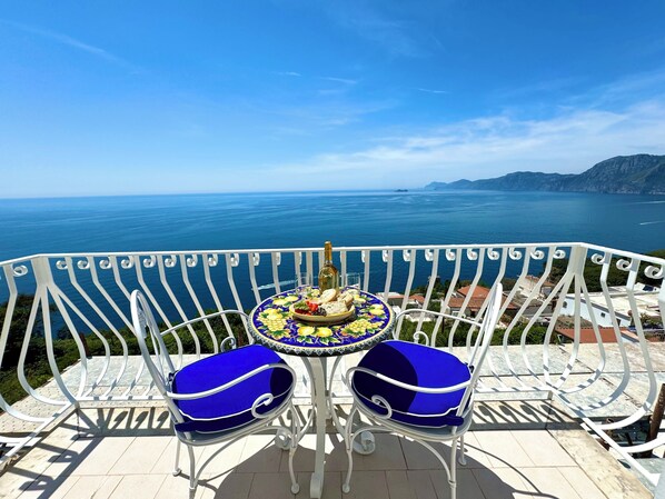 Outdoor dining - Villa Capri - A breathtaking view (Praiano)