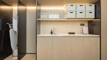 Una cocina moderna con encimera, armarios y contenedores de almacenamiento.