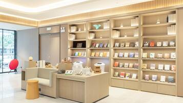 Una librería moderna y bien iluminada con una gran variedad de libros y objetos decorativos en sus estanterías.