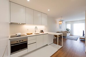 Geladeira, micro-ondas, fogão, cooktop