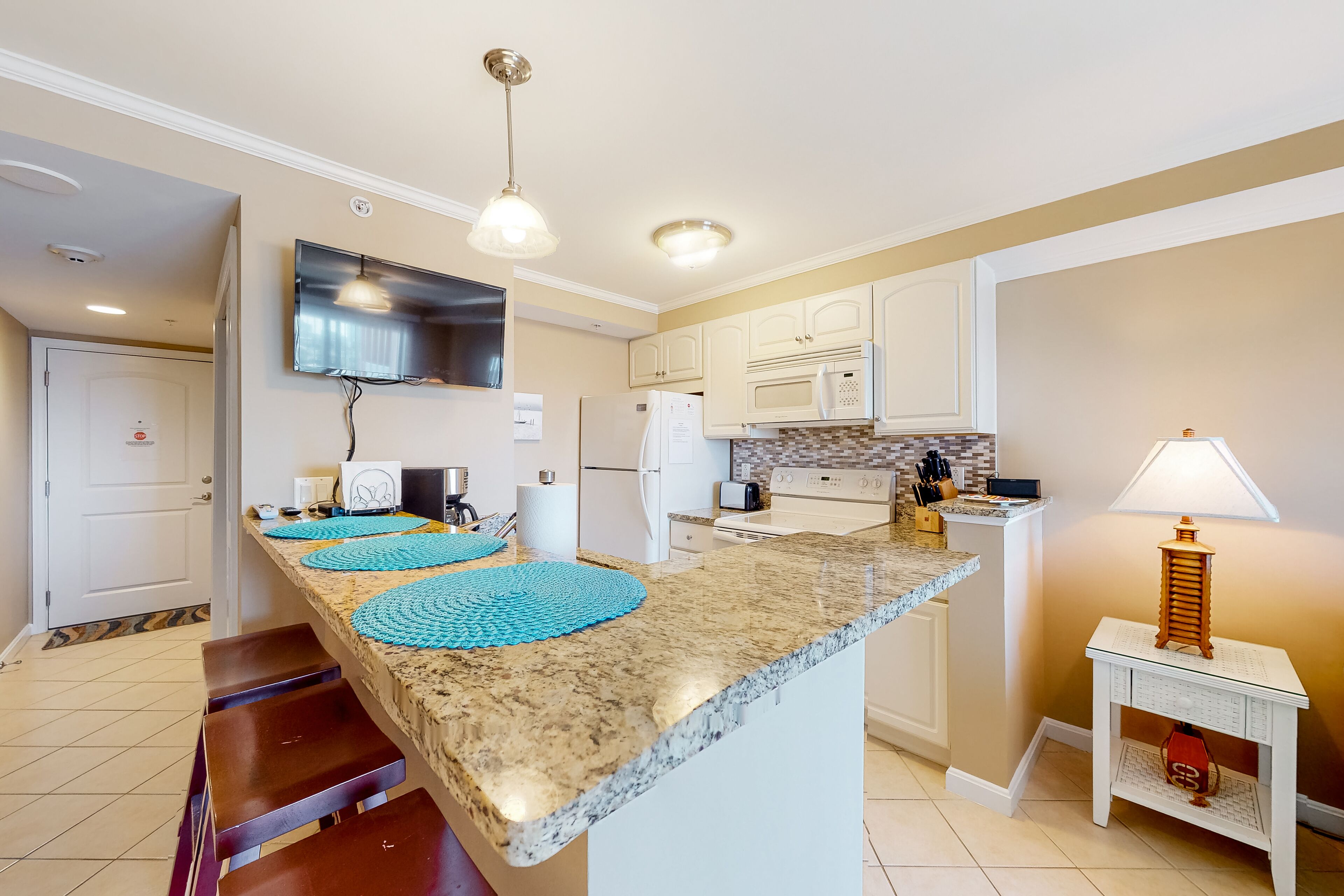 4th-floor studio with partial bay views, heated pool, gym, sauna, balcony, & AC