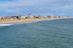 Beach - 4th-floor studio with partial bay views, heated pool, gym, sauna, balcony, & AC (Ocean City)