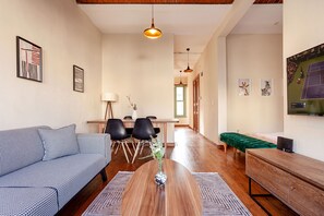 Exclusive-Apartment | Essbereich im Zimmer