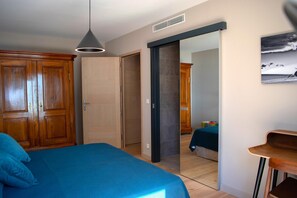 5 chambres, coffres-forts dans les chambres, bureau