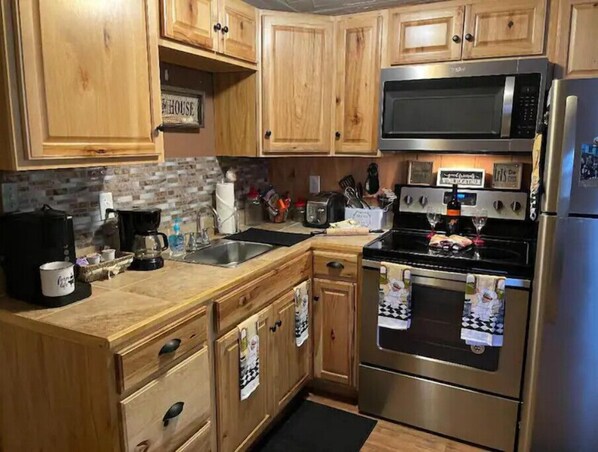 Een koelkast, een microgolfoven, een oven, een kookplaat