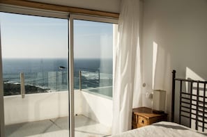 2 quartos, escrivaninha, ferros/tábuas de passar roupa, berço de viagem