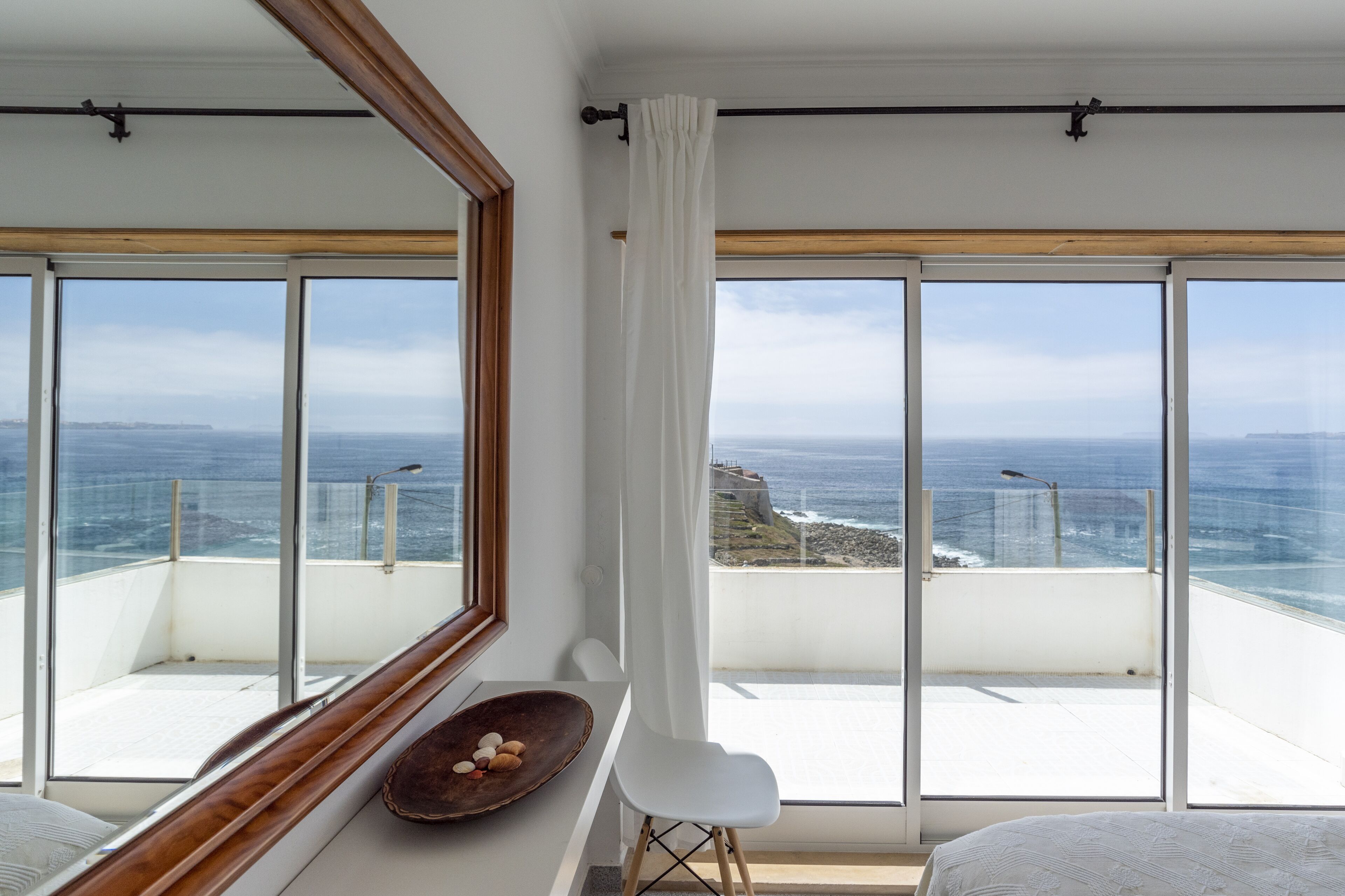 2 chambres, bureau, fer et planche à repasser, lit parapluie