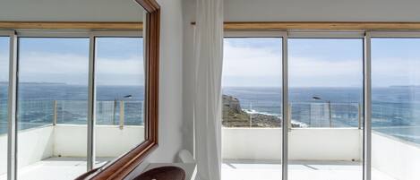 2 chambres, bureau, fer et planche à repasser, lit parapluie