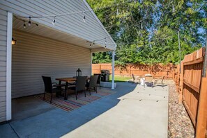 Outdoor dining - Beautiful Bohemian Home, Minutes from Everywhere. (Bentonville)