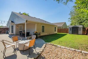 Outdoor dining - Beautiful Bohemian Home, Minutes from Everywhere. (Bentonville)