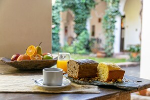 Free daily buffet breakfast - Vieja Posada Hotel Historico (Cafayate)